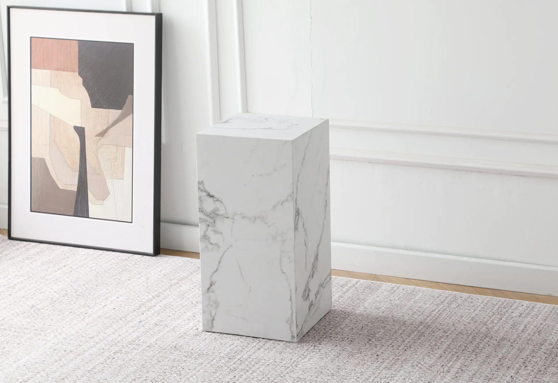 Avery piedestal i hvid marmorprint 25x25x50cm